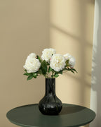 Vijf crèmekleurige pioenen