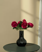 Vijf donkerroze pioenen