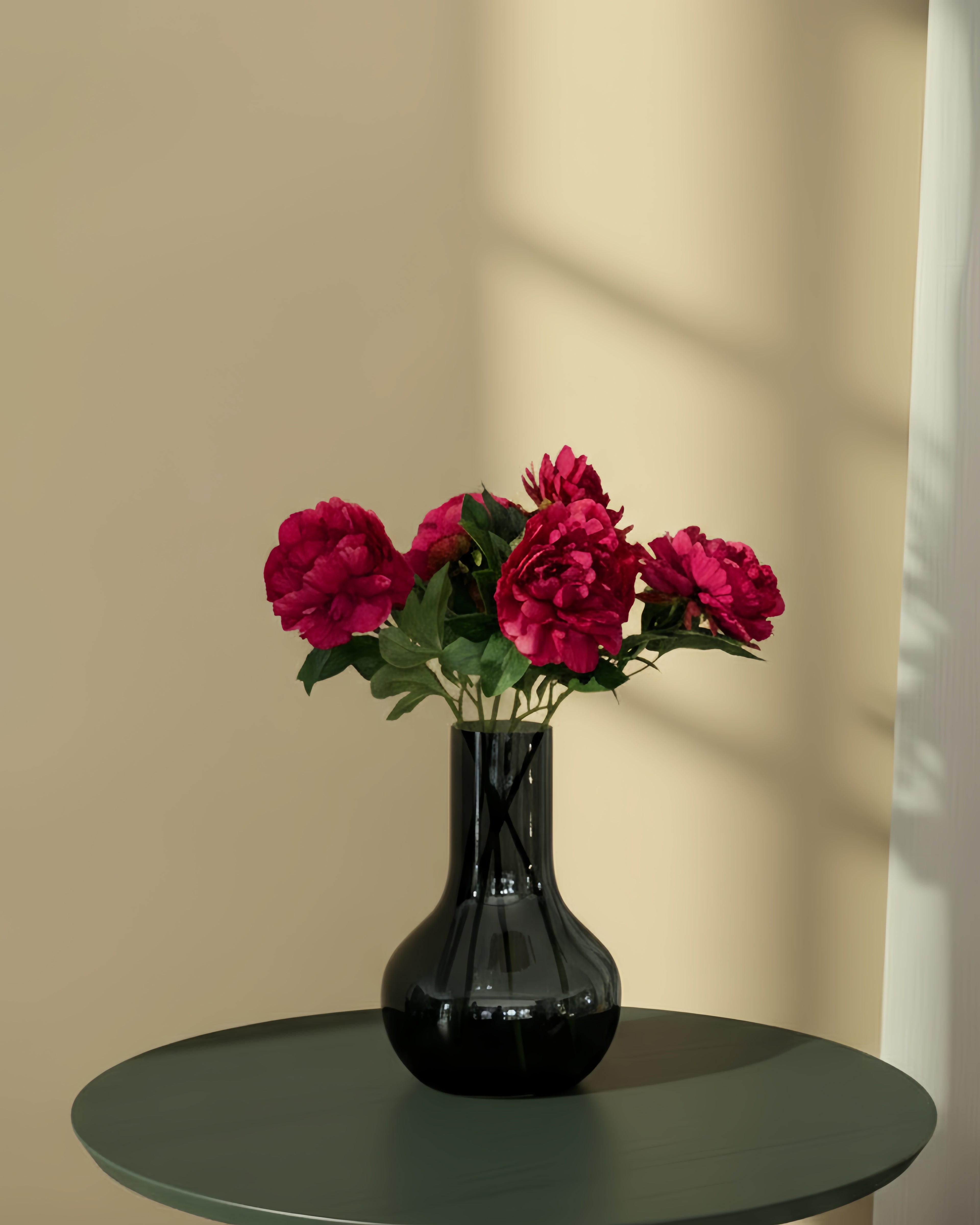 Vijf donkerroze pioenen