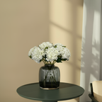 Acht crèmekleurige hortensia's