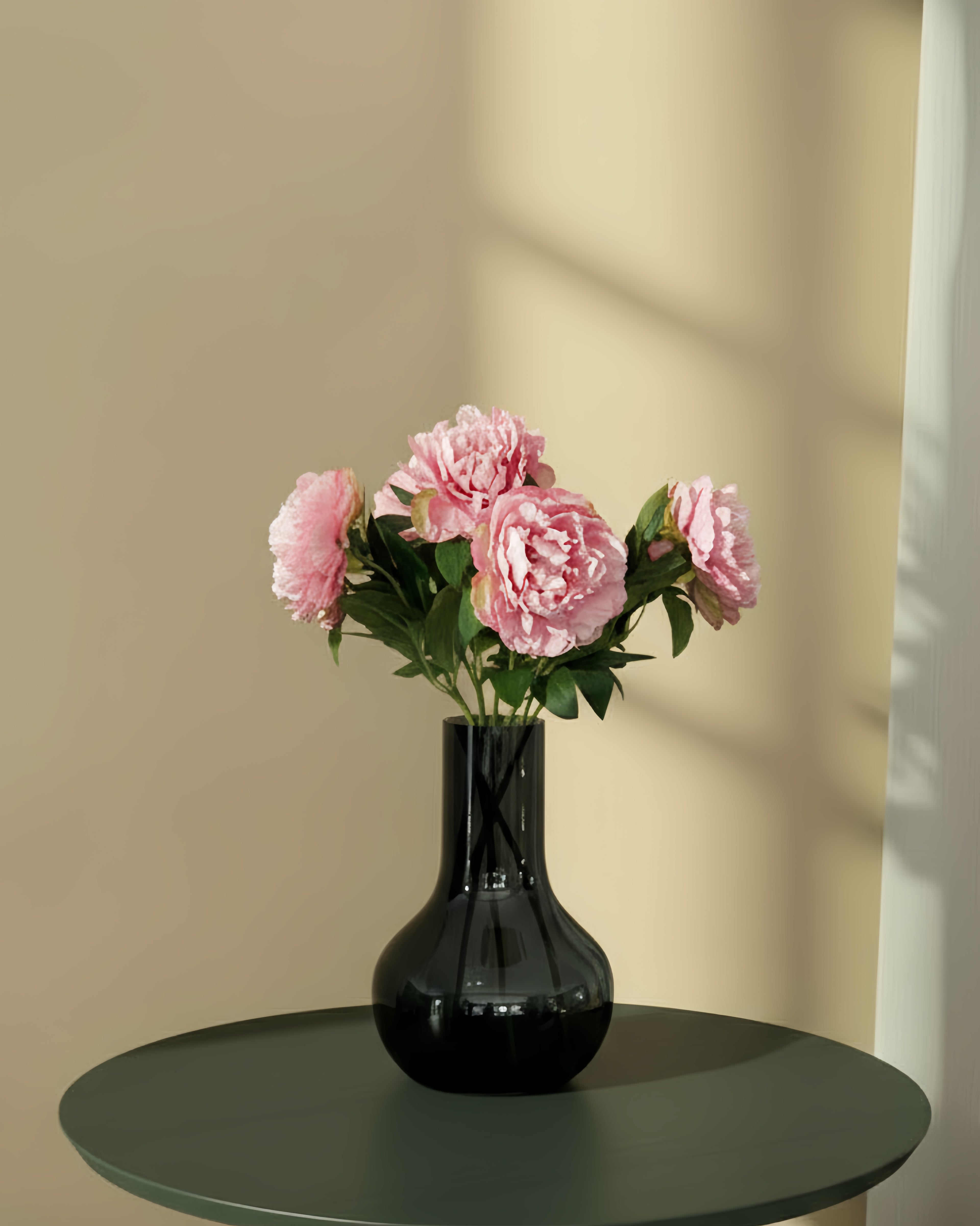 Vijf lichtroze pioenen