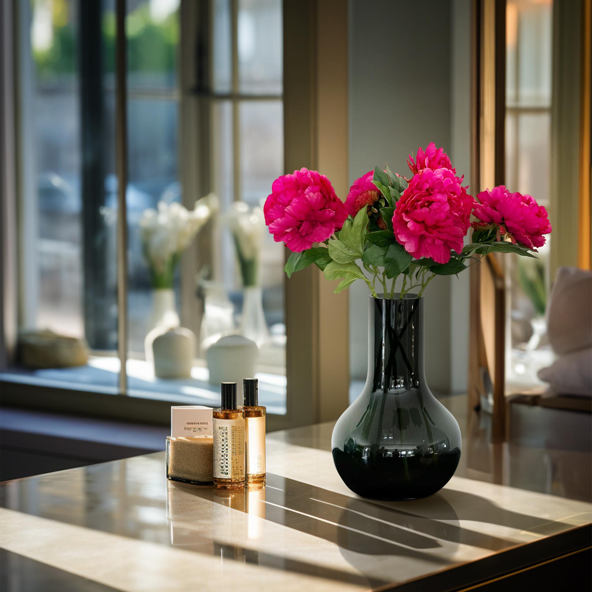 Vijf donkerroze pioenen