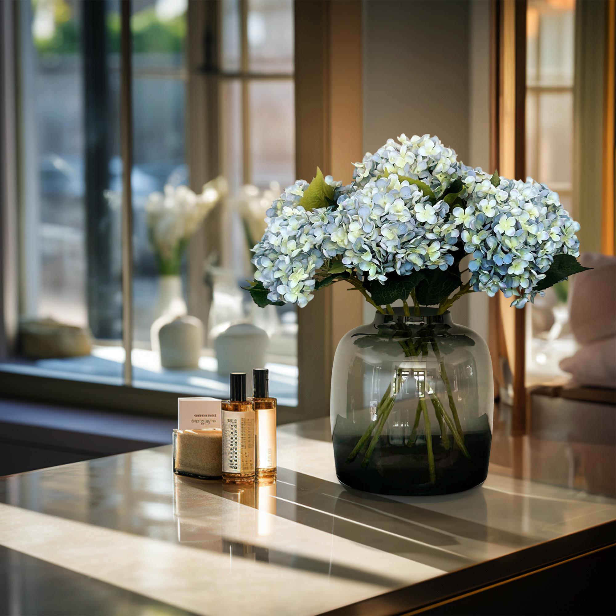 Acht blauwe hortensia's