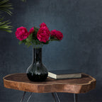 Vijf donkerroze pioenen