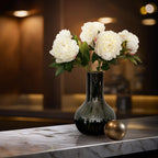 Vijf crèmekleurige pioenen