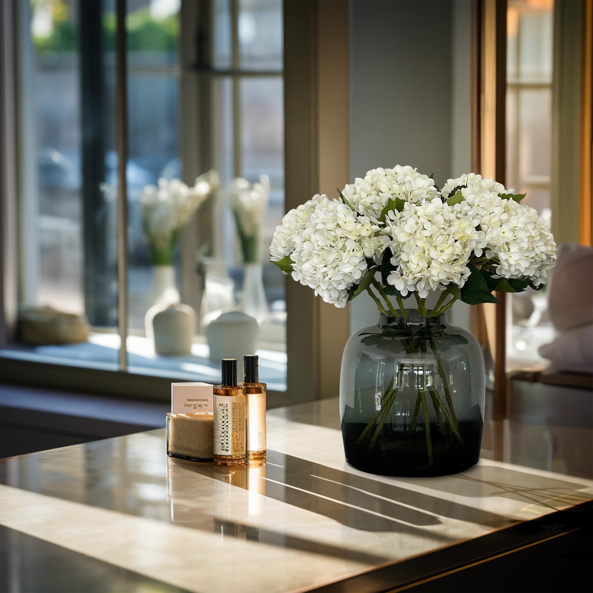 Acht crèmekleurige hortensia's